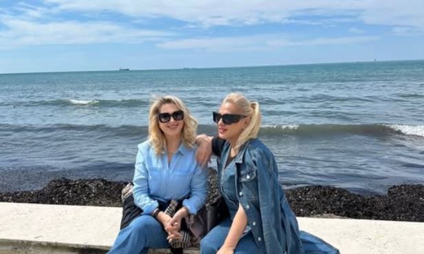 Dy ikonat e muzikës bashkë në det