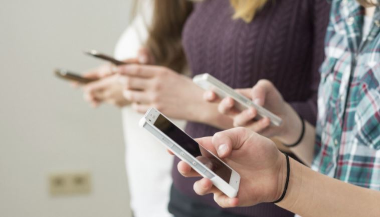 Norvegjia planifikon t i ndalojë rrjetet sociale për fëmijët nën 16 vjeç