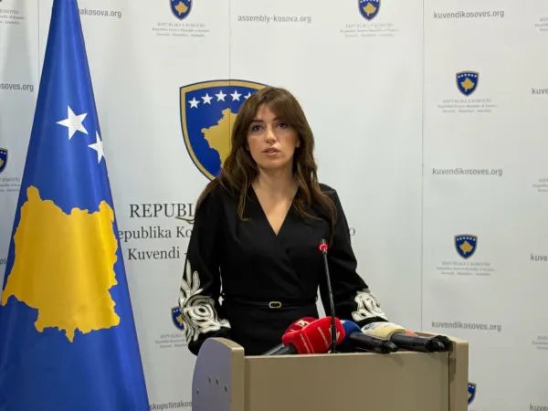 Haxhiu e dënon gjuhën seksiste të deputetit Geci ndaj Vlora Çitakut