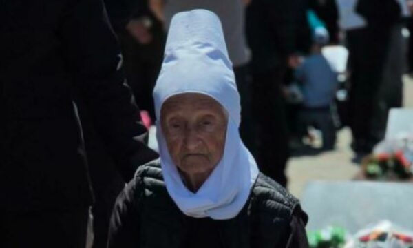 Masakra e Mejës  96 vjeçarja qëndron pranë varrit të djalit të saj të vetëm