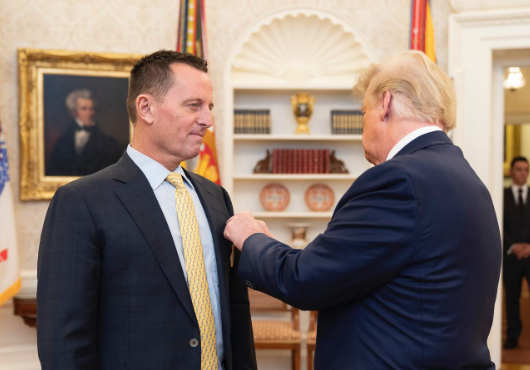 Trump  mes një atentati  shfaq anën njerëzore ndaj Grenellit   e ngushëllon për vdekjen e nënës