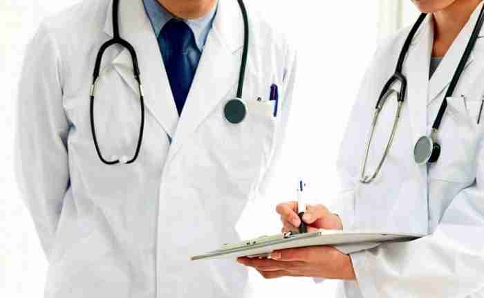 Skandal në shëndetësi  Aksion policor në Shkup  në pranga mjekë të njohur  