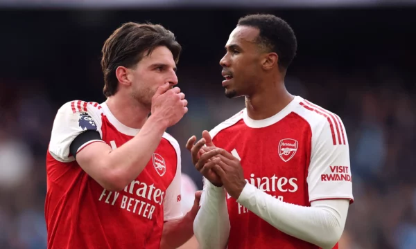 Arsenalit i ipet 73  mundësi që ta fitojë titullin  edhe pas humbjes nga City