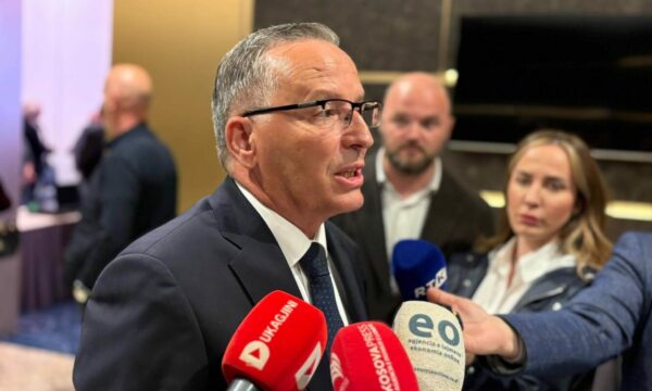 Hamza  Kurti më shkroi sot në  Whatsapp  për ofertën e tij  shkëmbimi që e kërkon është antikushtetues