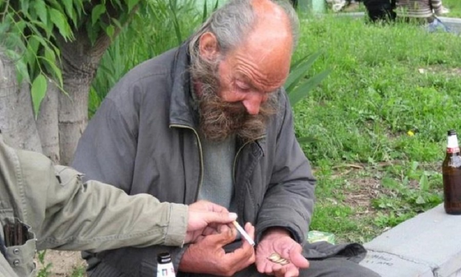 Humbi në stadium  jetoi 11 vjet si i pastrehë   historia e trishtë e Rolf Bantl