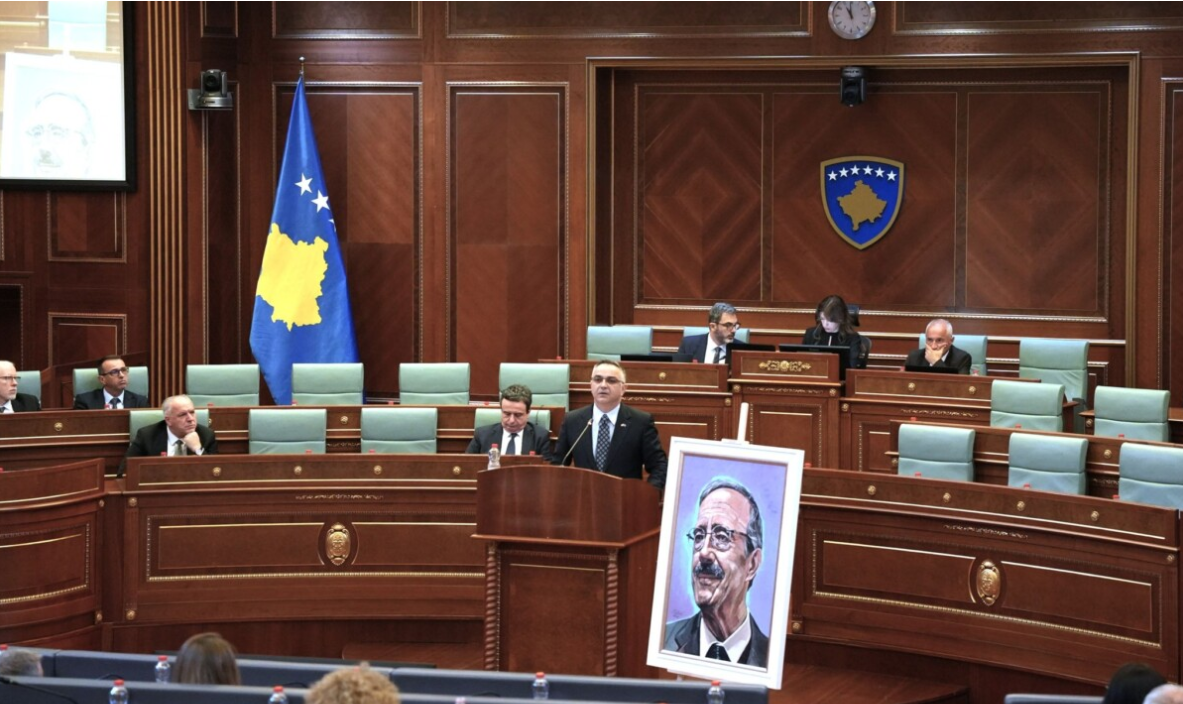 Kuvendi i Kosovës i bën nderime kongresistit të ndjerë amerikan  Eliot Engel