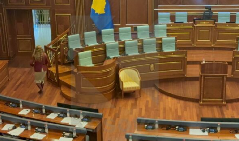 Seanca e Kuvendit  vendoset një karrige  speciale  në sallë