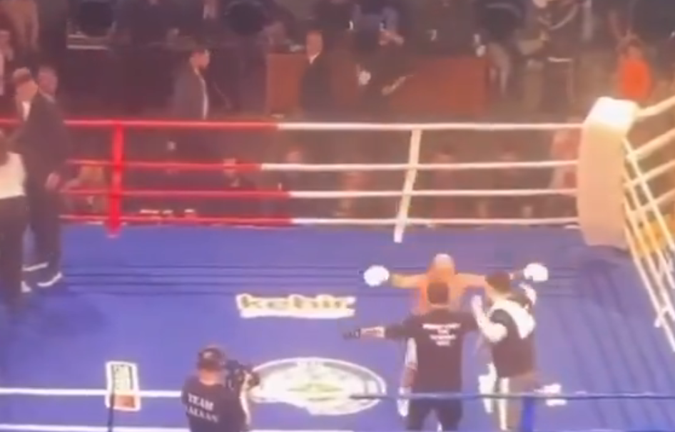 Skena të çmendura në Turqi  tifozët futen në ring dhe rrahin boksierin rus