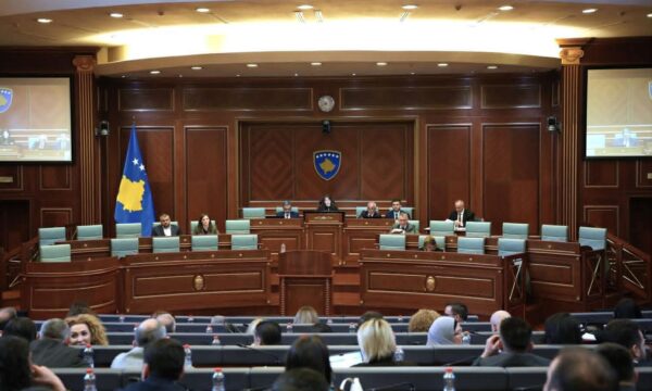 VV i duartroket Kurtit kur i drejtohet opozitës që s është në sallë  Ejani na ndihmoni që t i kemi veç dy pozita