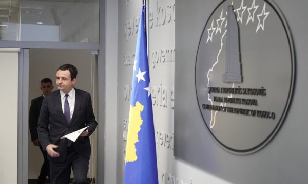 Në ndërkohë Kurti mban edhe një mbledhje elektronike të Qeverisë  ZKM tregon për vendimet