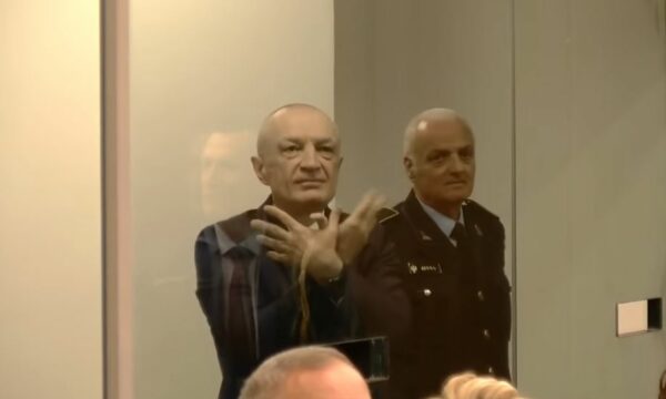 Ilir Meta brenda kafazit të xhamit  fjalët e para të tij në seancën gjyqësore  Proces i turpshëm me shpifje