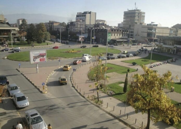 Panik në rrugët e Tetovës  kërcënoi fqinjtë me pushkë plastike