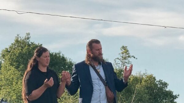 Gjendet një nga makinat e përdorura në atentatin ndaj çiftit Mujeci në Lezhë  autorët mbeten në arrati