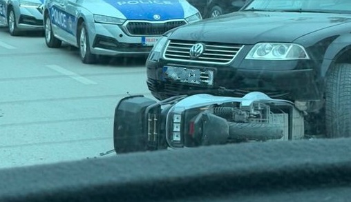 Motoçikleta përplaset me veturën në Pejë  një person në Emergjencë