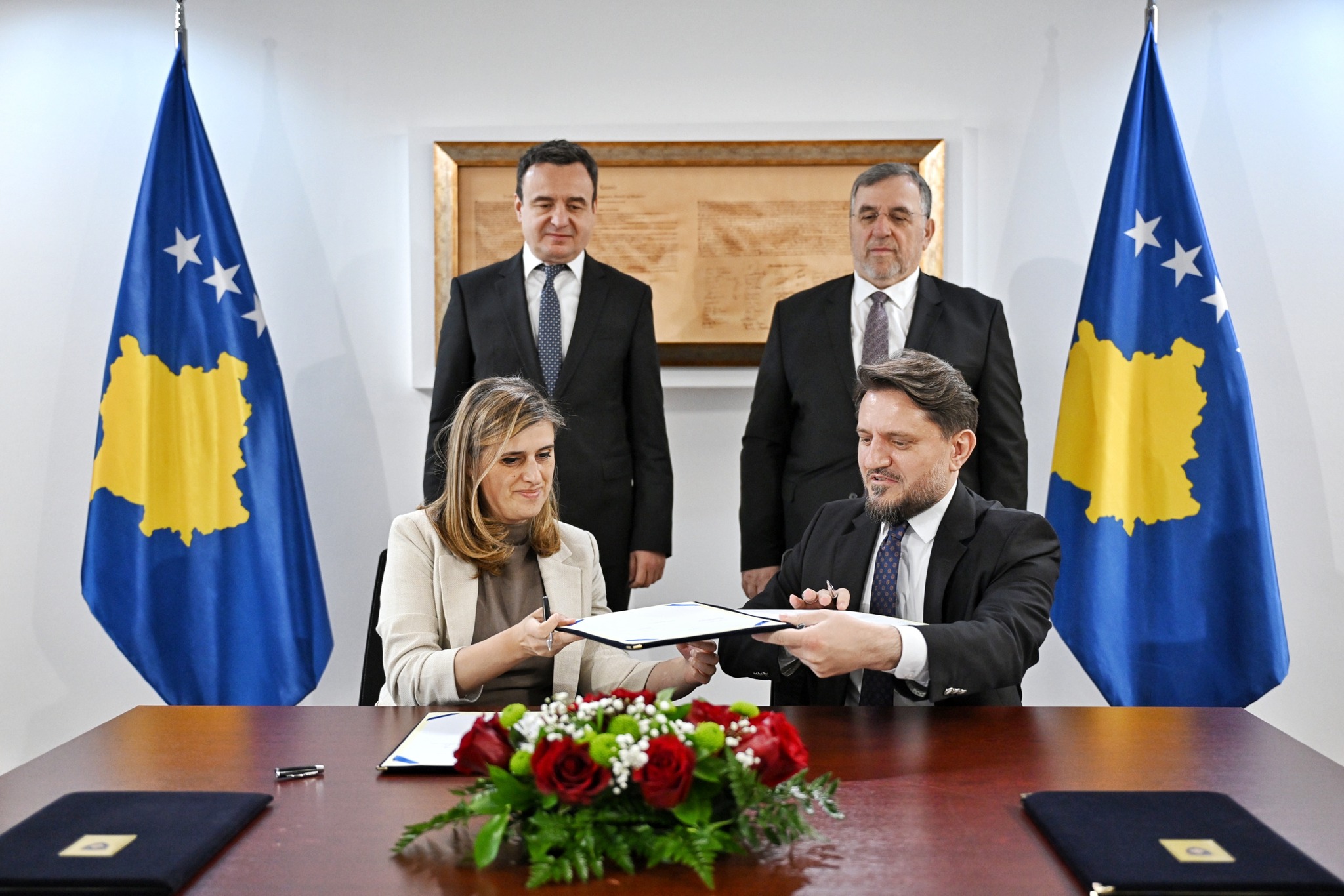 Serbët e dogjën në luftë  Kurti njofton marrëveshjen për rindërtimin e Xhamisë së Ibrit