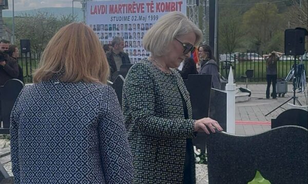 Masakra e Studimës  Bashkëshortja e ish presidentit Thaçit bën homazhe te varri i vëllai të vrarë në luftë