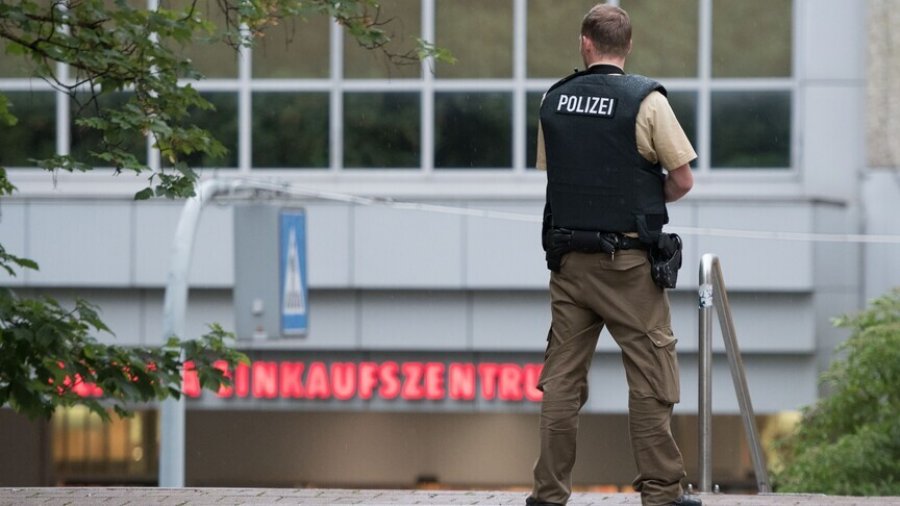 Policia gjermane rrethon bankën  dyshohet për grabitje me pengmarrje