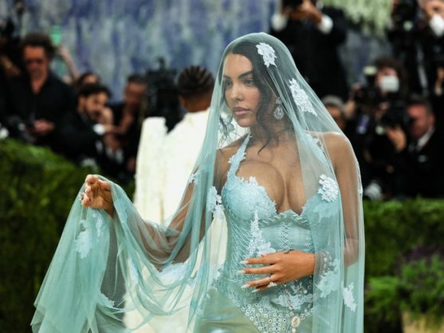 Georgina Rodríguez mahnit në  Met Gala 2026  me një  look  të frymëzuar nga Fátima