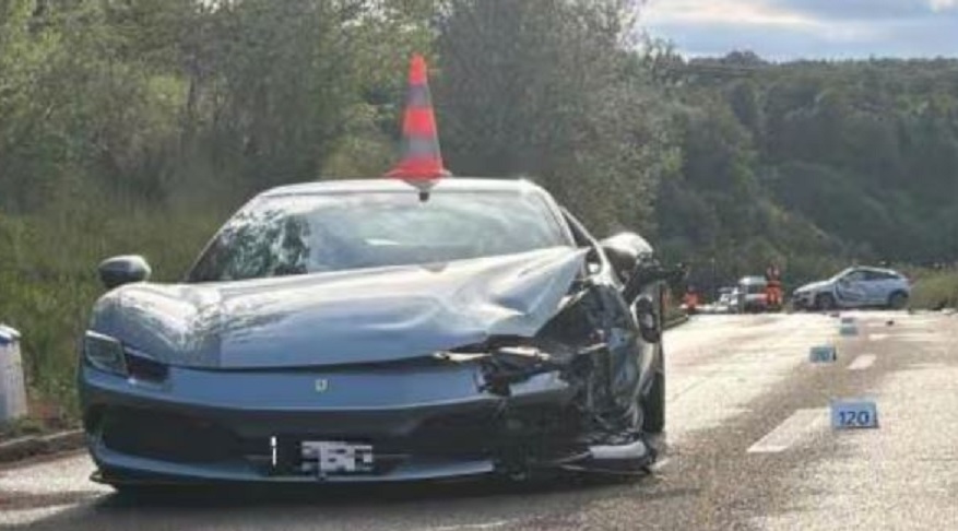 Ferrari del jashtë kontrollit  katër të plagosur në një aksident në Cyrih