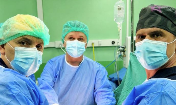 Spitali i Mitrovicës kryen me sukses një operacion kompleks  pacientit i hiqet një tumor masiv nga trupi