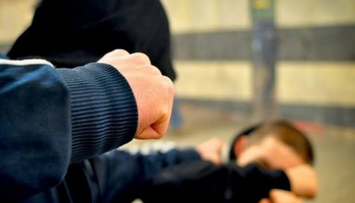 Rrahje brutale në Shkup  36 vjeçari sulmohet nga disa persona  goditet edhe me kondak arme