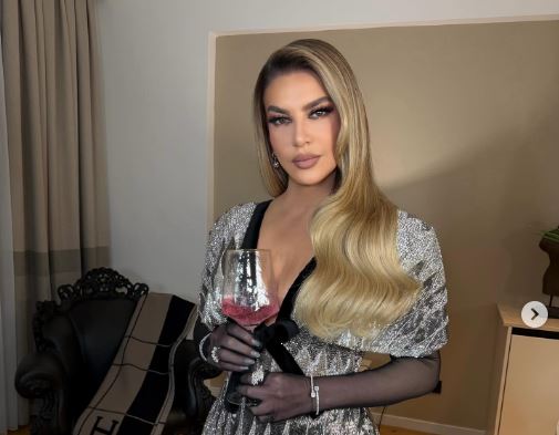 Leonora Jakupi si perri  sa bukur i rri fustani i zi