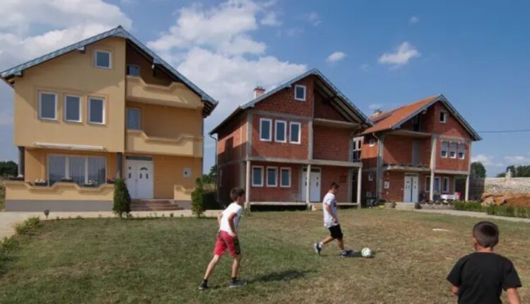 Pse vëllezërit në Kosovë ndërtojnë shtëpi të njëjta 