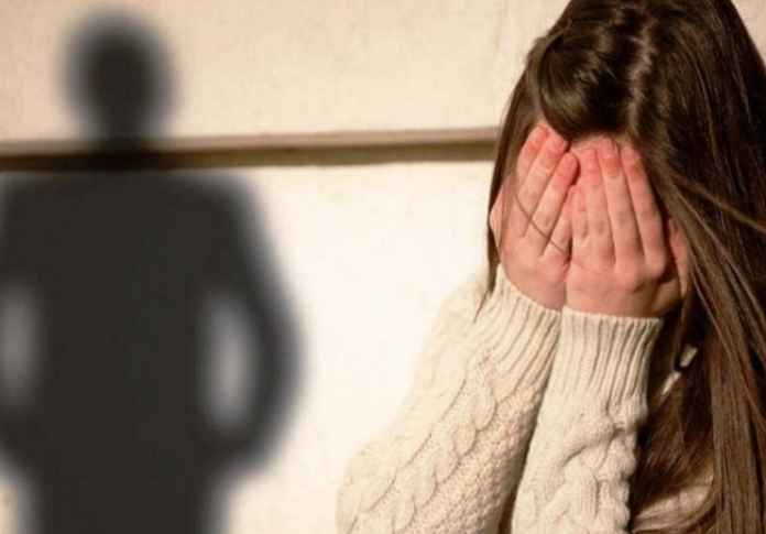 SKANDAL NË TETOVË   Abuzoi seksualisht me 15 vjeçaren në furgon  arrestohet 58 vjeçari dhe nëna e vajzës
