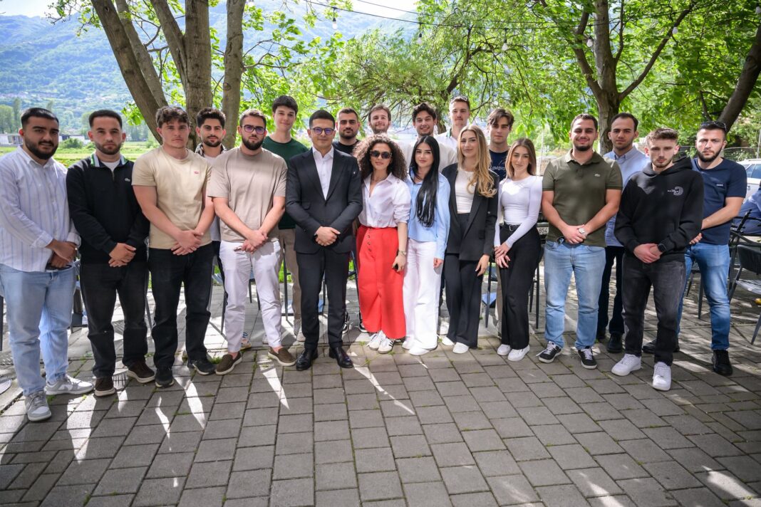 Pirro Vengu takon studentët shqiptarë  Kauza e tyre  çështje e të drejtave europiane