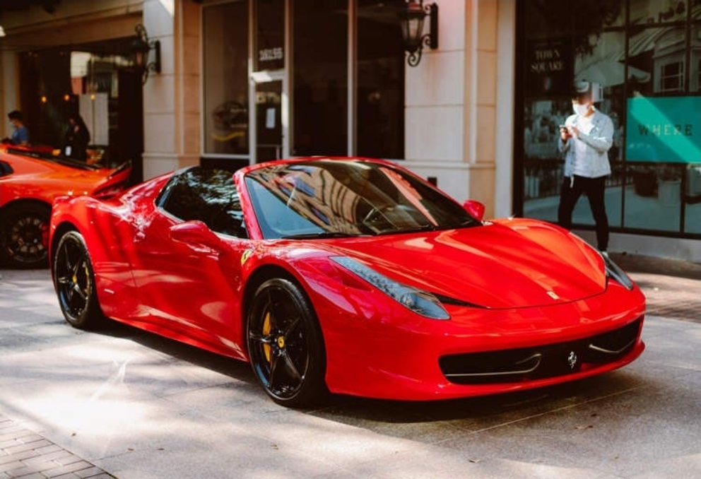 I pastrehu që merrte ndihmë sociale kapet duke vozitur Ferrari prej 200 mijë euro me shpejtësi 250