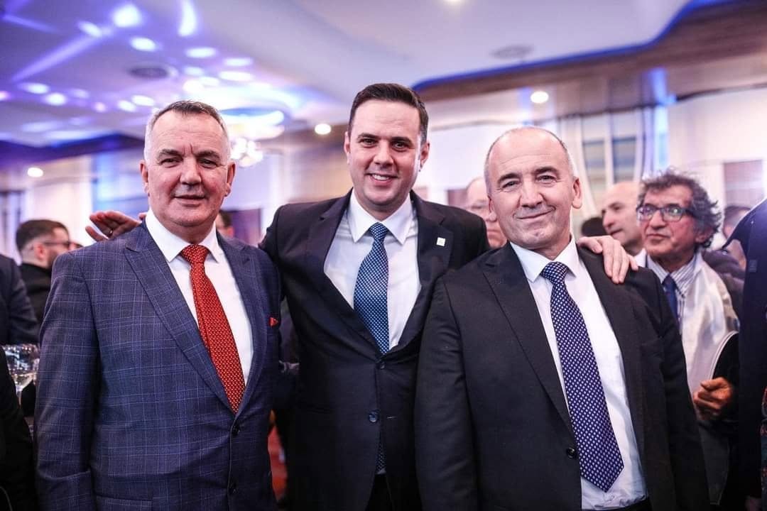 Dy degë të LDK së kërkojnë dorëheqjen e Lumir Abdixhikut
