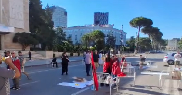 Protesta hyn në ditën e 21 të  demonstruesit kalojnë natën para Kryeministrisë