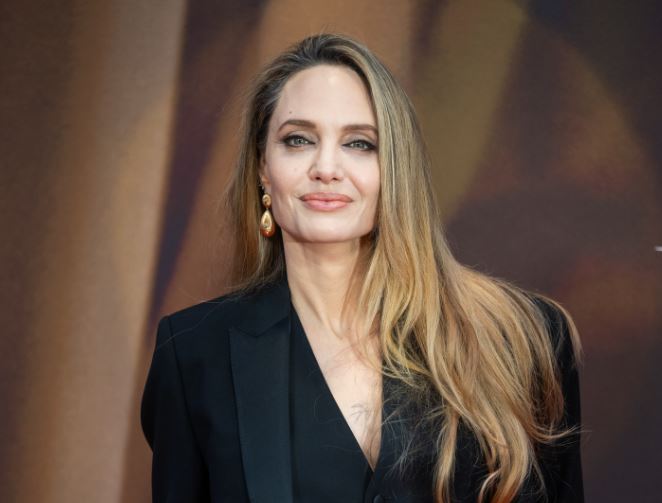  Couture   Filmi ku Angelina Jolie bashkon modën me një histori të dhimbshme personale