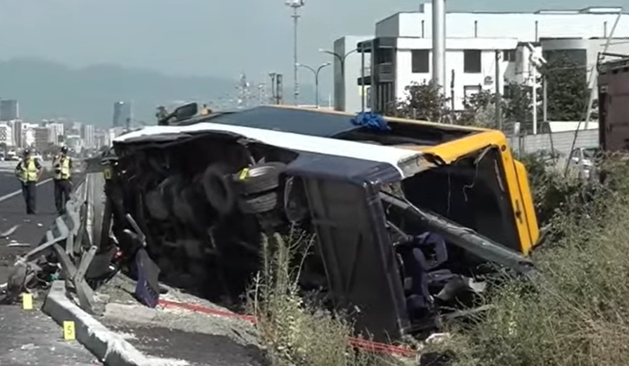 Aksident tragjik në autostradën Tiranë Durrës  autobusi i linjës së Beratit përfshihet në ngjarje