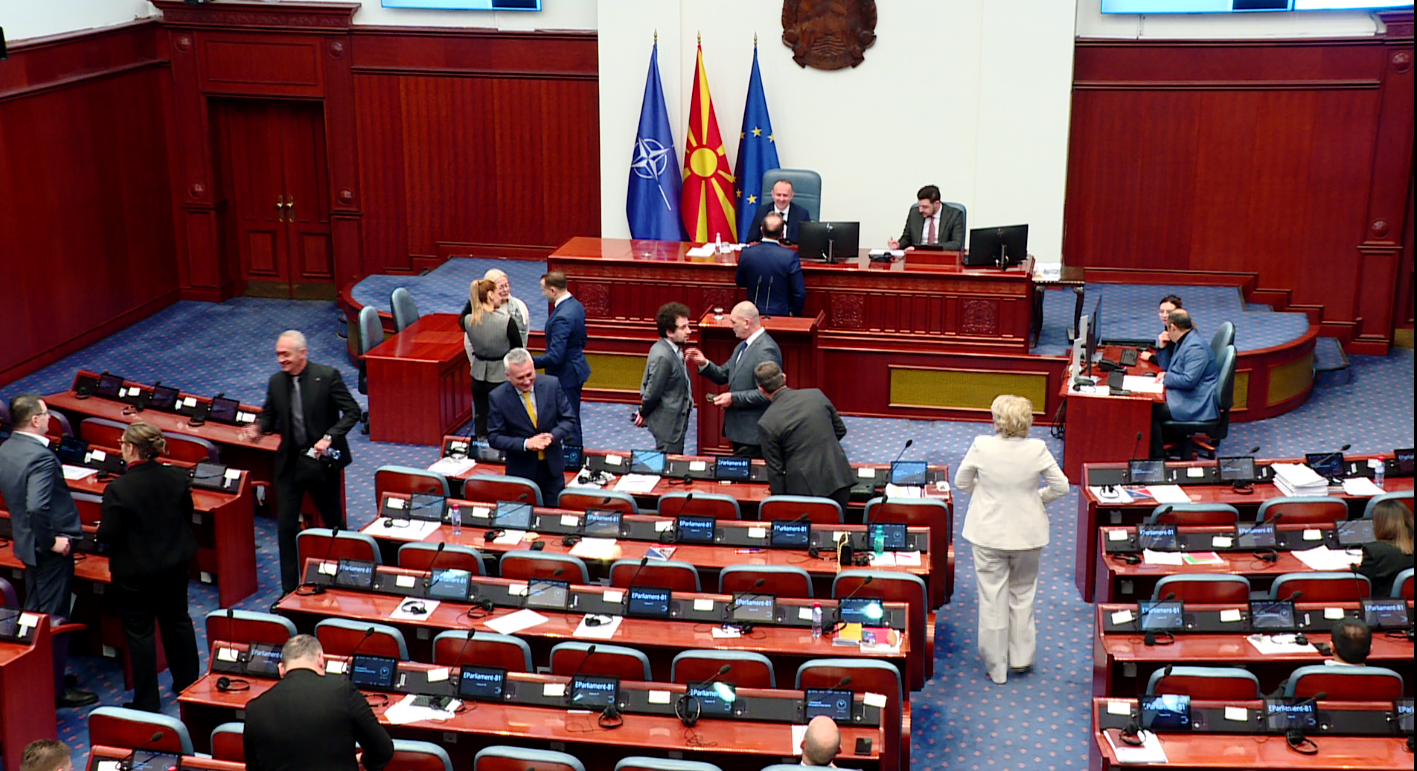 Përplasje e ashpër në Kuvend për Ligjin e Përfaqësimit të Drejtë dhe Adekuat