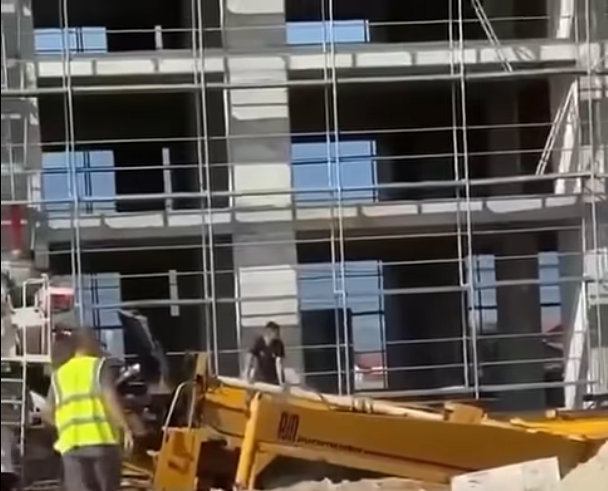 Humb jetën punëtori në Prizren  rrëzohet vinçi në punishte  Pamje 
