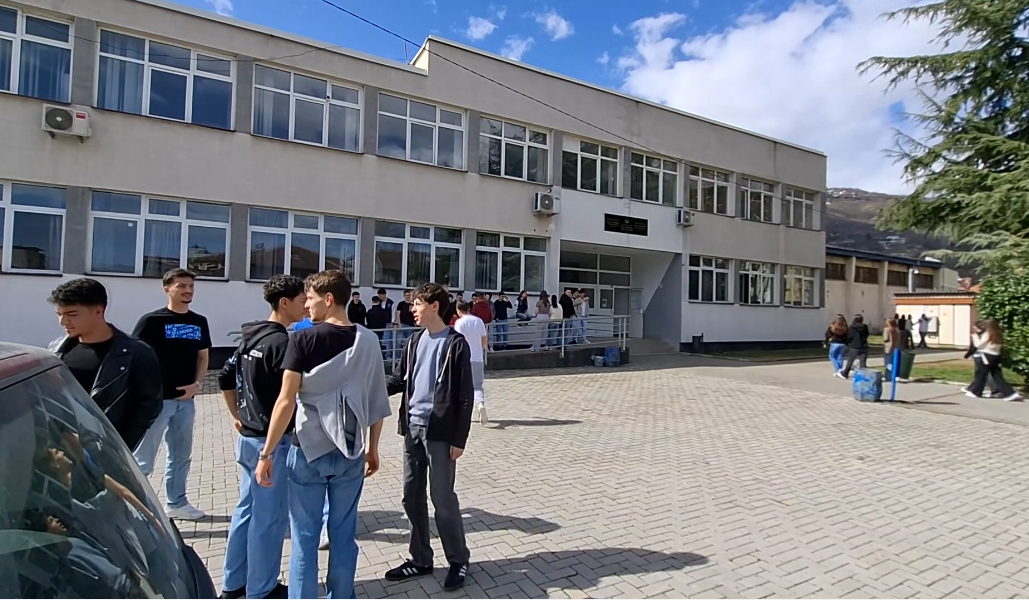 Mbyllet viti shkollor  25 mijë vende të lira  por vetëm 14 500 maturantë 