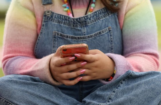 ndalimi-i-rrjeteve-sociale-per-adoleshentet-australia-synon-masa-me-te-ashpra
