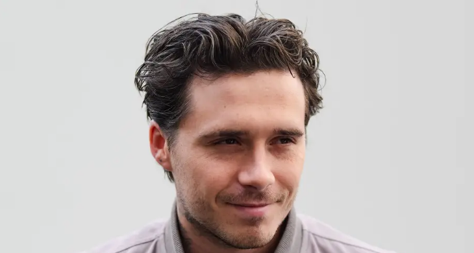 Brooklyn Beckham thumbon hapur prindërit në reklamën e re