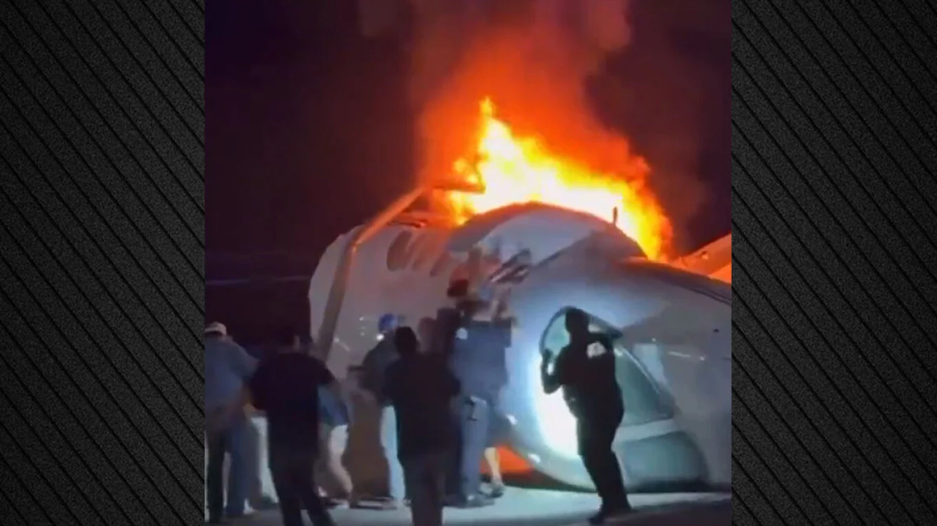 aeroplani-privat-rrezohet-teksa-i-afrohej-aeroportit-te-teksasit-video-tregon-pasagjeret-qe-shpetohen
