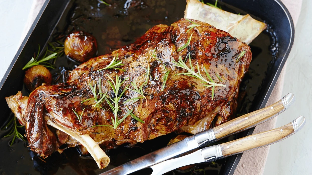 Qengj i pjekur ngadalë në furrë me hudhër dhe rozmarinë  Receta që mban aromë feste