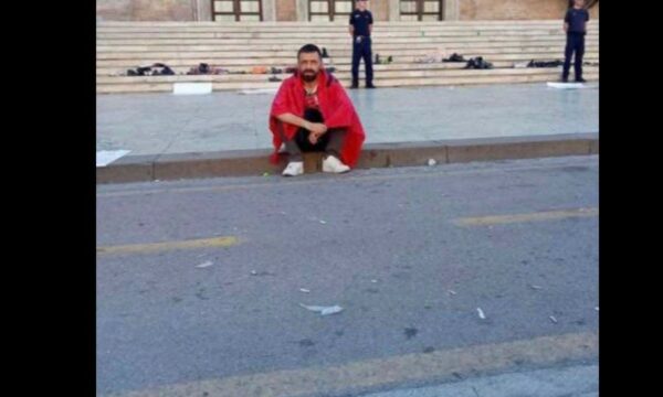 Rama publikon foton e një protestuesi pranë Kryeministrisë  Nuk të shoh si humbës  po si njeriun e mbetur vetëm me bindjet e tij