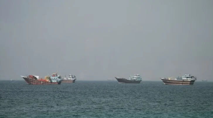 Irani godet një anije në Ngushticën e Hormuzit  pezullohet evakuimi i mbi 11 mijë marinarëve