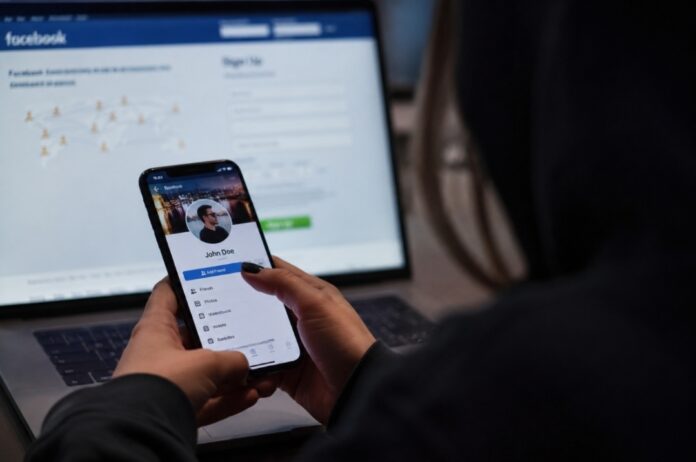 Tetovarja hap profile të rreme me fotografi të një burri  përfundon me kallëzim penal