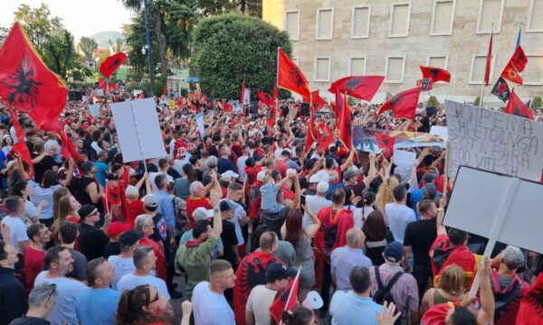 Veteranët e UÇK së   protestuesve në Tiranë  Mos i keqpërdorni simbolet e UÇK së për qëllime politike