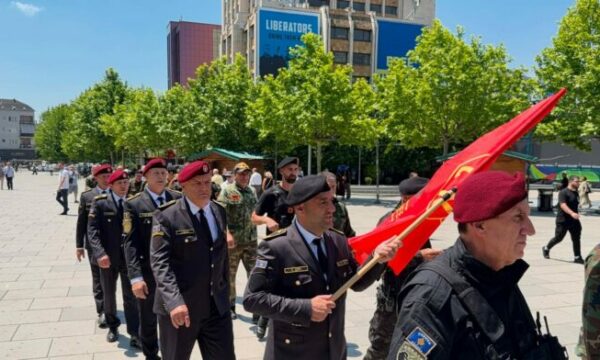 Veteranët në marshin e UÇK së kërkojnë lirimin e ish krerëve  Lufta jonë ishte e drejtë