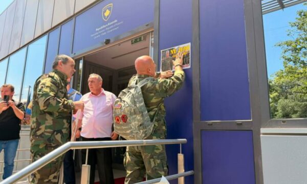 Veterani i UÇK së vendos fotografitë e ish krerëve që po mbahen në Hagë para Qeverisë  Jemi çlirimtarë  jo zullumqarë
