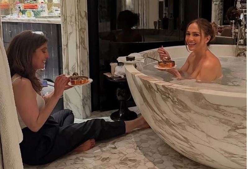 Jennifer Lopez ndan momente nga ditëlindja e motrës  Fansat mahniten nga ngjashmëria mes tyre