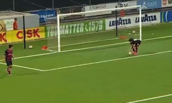 Futbollisti e kap topin me dor  ndeshja e Conference League ngjall dyshime për kurdisje  publikohen pamjet