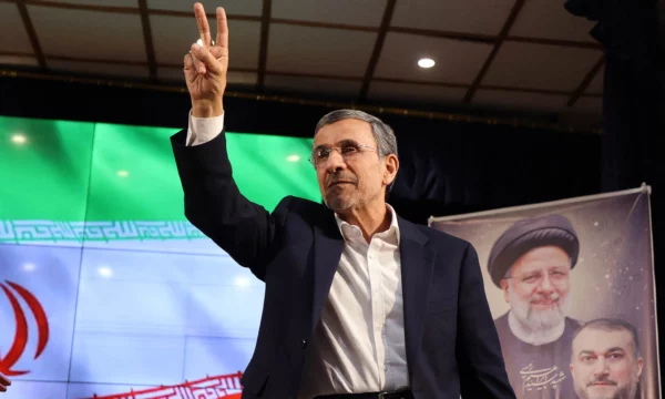 Ahmadinexhad shfaqet në funeralin e Khameneit për herë të parë që nga lufta